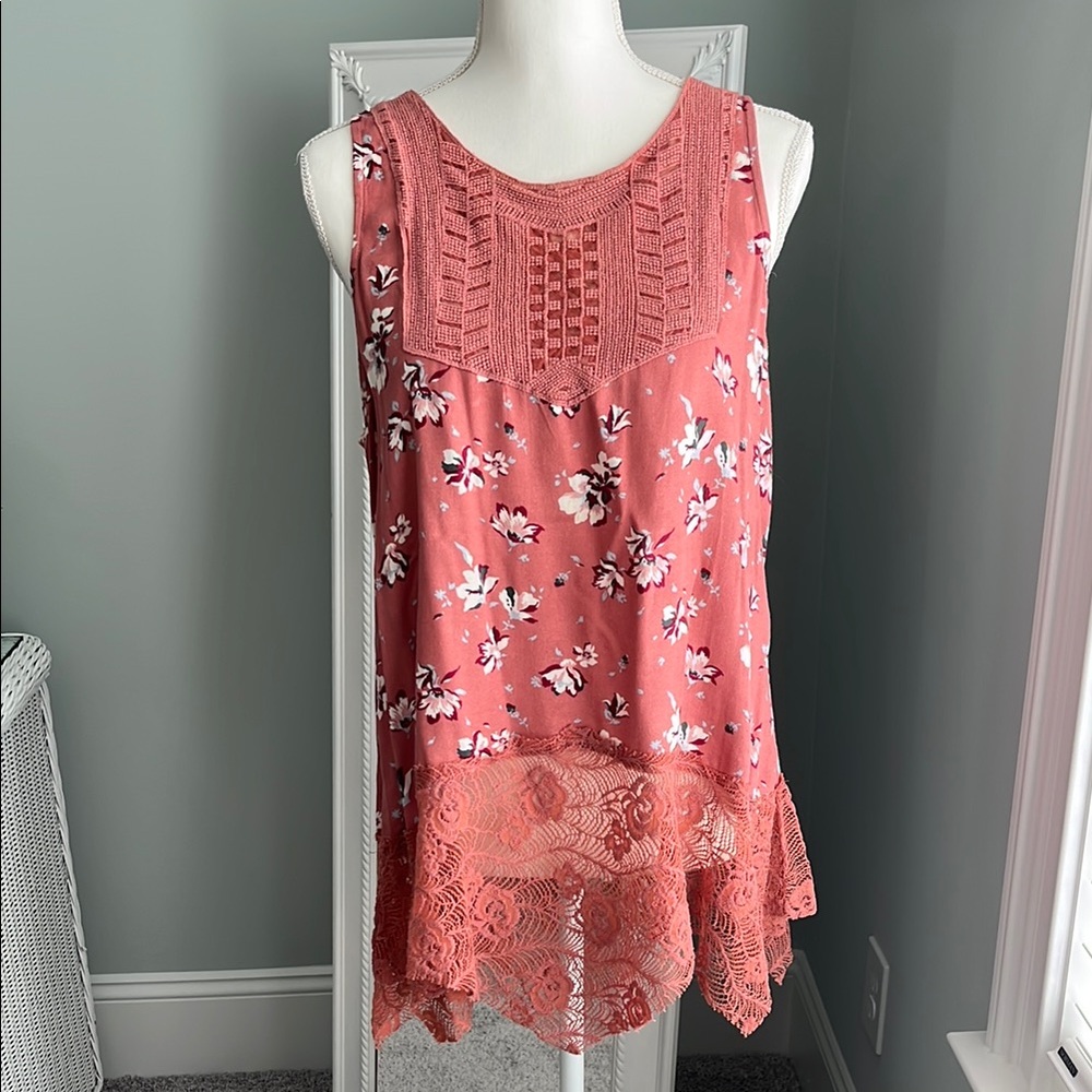 Gimmicks tank top w/ lace bottom, size M.